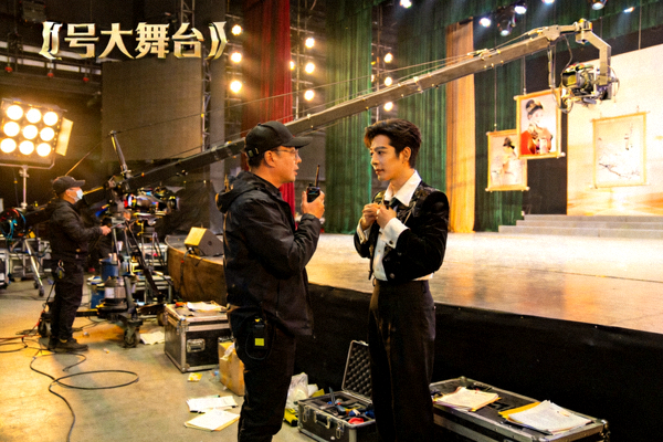 导演与明星在壹号大舞台录制现场进行交流，幕后工作场景