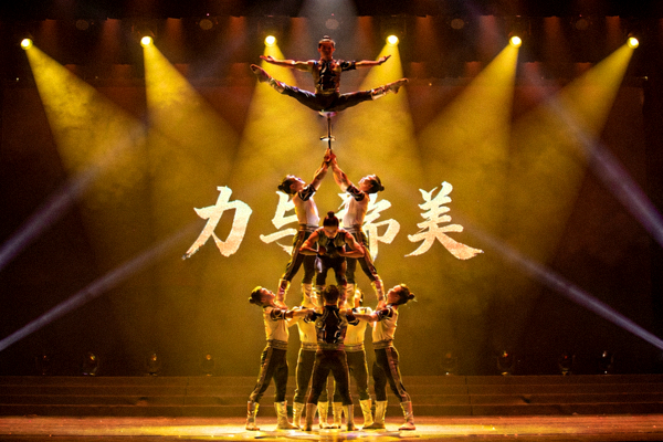 壹号大舞台杂技表演《力与美》高难度动作片段 - 演员在空中完成叠罗汉造型
